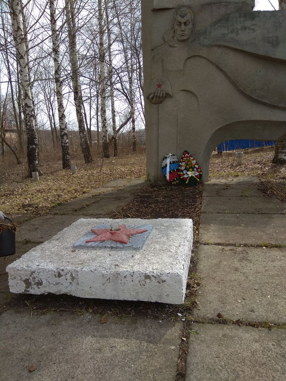 Памятник «Павшим воинам» на территории школы